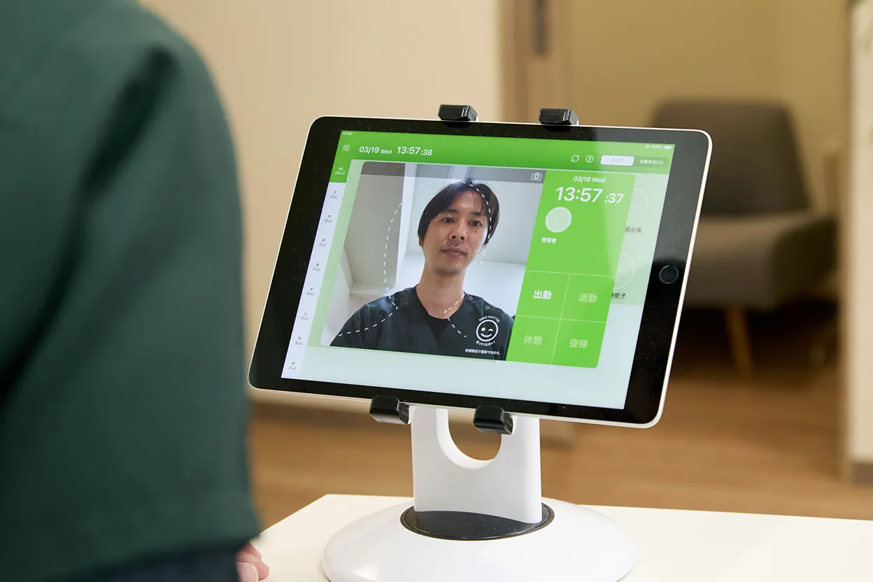 はしもとファミリークリニック　スマレジ・タイムカード　打刻シーン