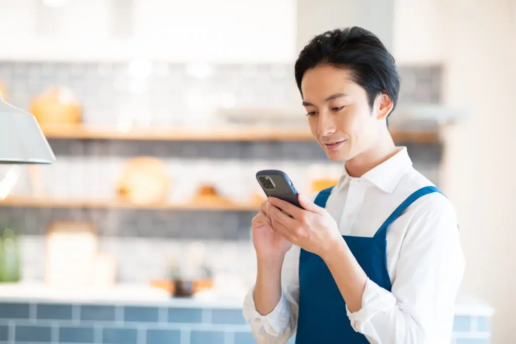 【無料も!】スマホでも使える人気の高い勤怠管理システムのアプリ4選